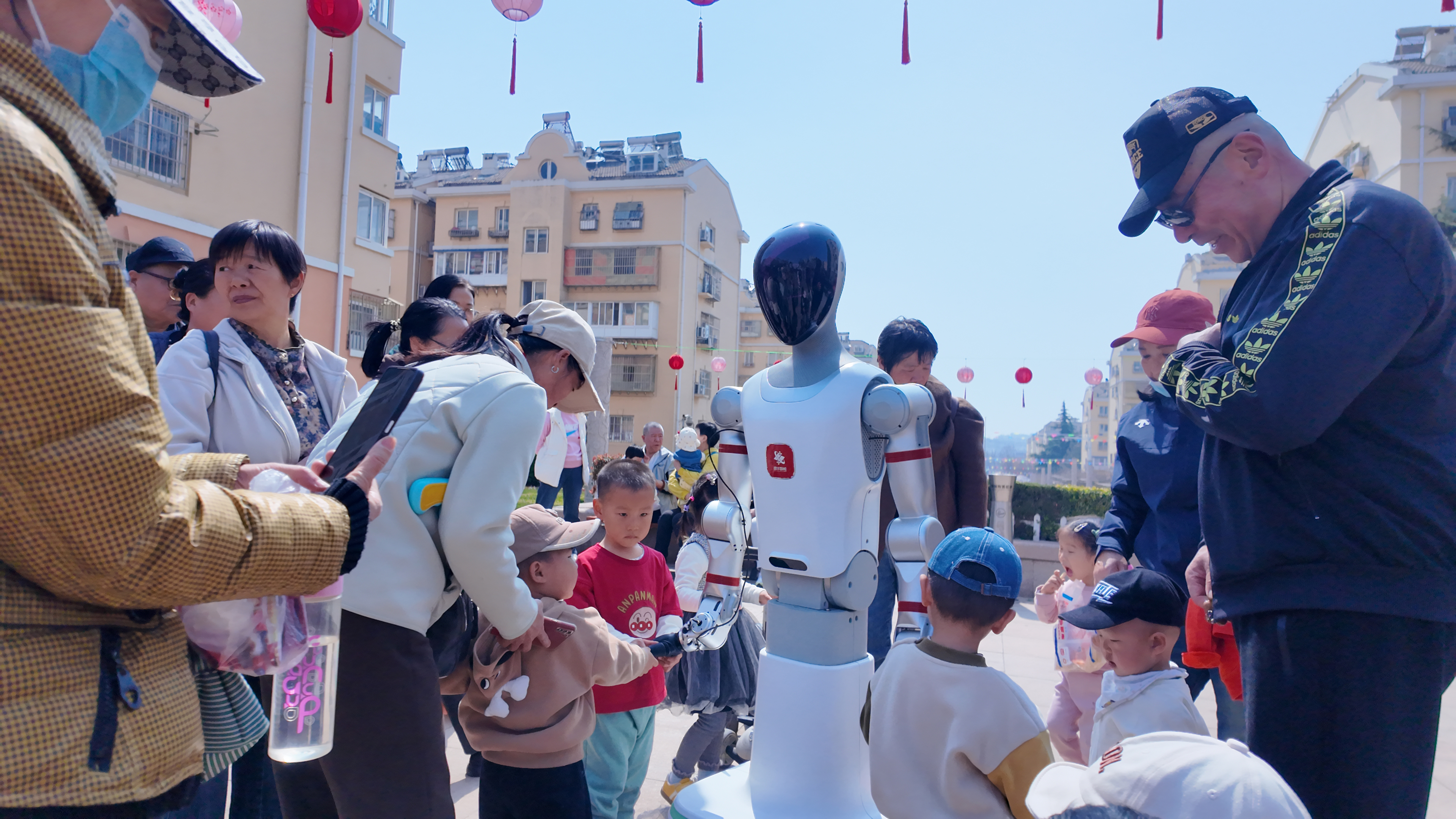国华智能人形机器人亮相翠湖樱花节  以科技赋能春日盛会
